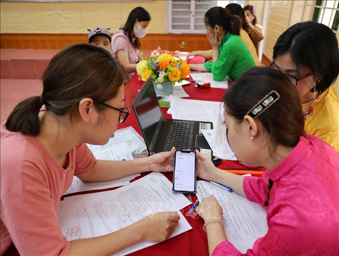 Phụ huynh có thể sử dụng VneID để đối soát hồ sơ khi nộp hồ sơ tuyển sinh mà không cần thủ tục rườm rà. Ảnh: Thanh Tùng - TTXVN 