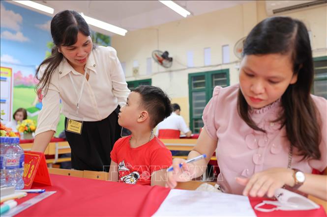 Trường Tiểu học Văn Khê (quận Hà Đông, Hà Nội) bố trí 2 phòng học với các bàn hỗ trợ phụ huynh đăng ký tuyển sinh trực tuyến. Năm học 2024 - 2025, nhà trường tuyển sinh 7 lớp 1 với 330 học sinh. Ảnh: Thanh Tùng - TTXVN 