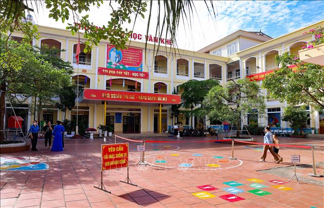 Sáng 1/7/2024, ngày đầu tuyển sinh đối với học sinh lớp 1, nhiều trường đã chuẩn bị chu đáo về cơ sở vật chất, đội ngũ nhân lực để đón tiếp, hỗ trợ phụ huynh. Ảnh: Thanh Tùng - TTXVN 