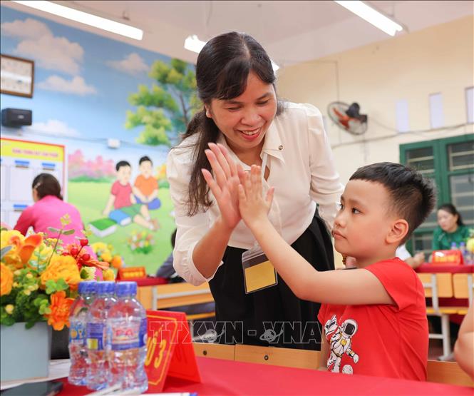 Hiệu trưởng trường Tiểu học Văn Khê Trần Thị Quyên cho biết: “Công tác tuyển sinh được triển khai đúng quy định, đúng mục đích, thực hiện nghiêm túc việc công khai chỉ tiêu, tuyến, thời gian, phương thức tuyển sinh và trách nhiệm trong công tác tuyển sinh”. Ảnh: Thanh Tùng - TTXVN 