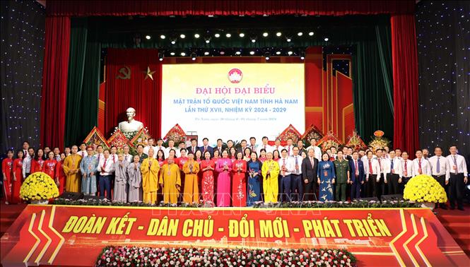 Ủy ban MTTQ Việt Nam tỉnh Hà Nam khóa XVII ra mắt Đại hội. Ảnh: Đại Nghĩa - TTXVN 