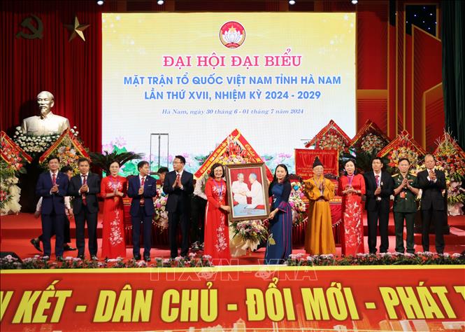 Đồng chí Nguyễn Thị Thu Hà, Phó Chủ tịch, Tổng Thư ký Ủy ban Trung ương MTTQ Việt Nam tặng hoa và ảnh tại Đại hội. Ảnh: Đại Nghĩa - TTXVN 