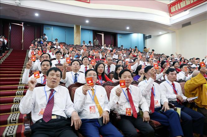 Các đại biểu biểu quyết thông qua Nghị quyết Đại hội. Ảnh: Đại Nghĩa  - TTXVN 