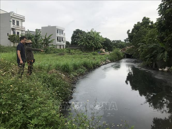 Con kênh đen kịt nước thải tại làng nghề bánh đa Lộ Cương, phường Tứ Minh, thành phố Hải Dương. Ảnh: Tiến Vĩnh – TTXVN