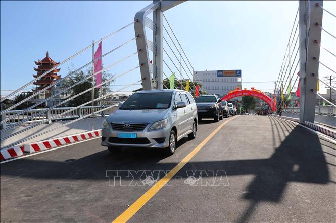 Những chiếc xe đầu tiên lưu thông qua cầu Long Bình 1. Ảnh: Thanh Hòa- TTXVN