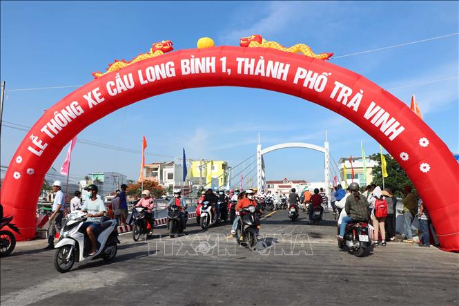 Người dân lưu thông qua cầu Long Bình 1 sau lễ thông xe. Ảnh: Thanh Hòa - TTXVN