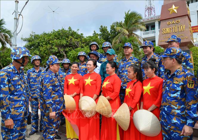 Phó Đô đốc Trần Thanh Nghiêm, Tư lệnh Quân chủng Hải quân (thứ 3 bên trái sang) và đại biểu đoàn công tác thăm hỏi, động viên quân và dân đảo Song Tử Tây. Ảnh: TTXVN phát