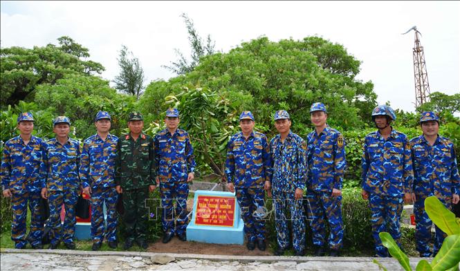 Phó Đô đốc Trần Thanh Nghiêm, Tư lệnh Quân chủng Hải quân và đại biểu đoàn công tác trồng cây lưu niệm trên đảo Song Tử Tây. Ảnh: TTXVN phát