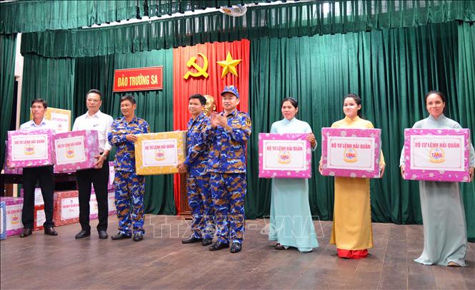 Phó Đô đốc Trần Thanh Nghiêm, Tư lệnh Quân chủng Hải quân tặng quà cho cán bộ, chiến sĩ và nhân dân thị trấn Trường Sa. Ảnh: TTXVN phát