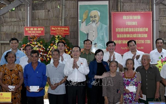 Chủ tịch Quốc hội Trần Thanh Mẫn tặng quà các gia đình chính sách, có công với cách mạng nhân dịp kỷ niệm 77 năm Ngày Thương binh - Liệt sĩ (27/7/1947 - 27/7/2024). Ảnh: Thống Nhất - TTXVN
