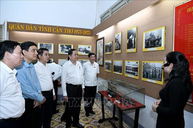 Chủ tịch Quốc hội Trần Thanh Mẫn và các đại biểu tham quan Khu di tích Căn cứ Tỉnh ủy Cần Thơ tại ấp Phương Quới B, xã Phương Bình, huyện Phụng Hiệp, tỉnh Hậu Giang. Ảnh: Thống Nhất - TTXVN