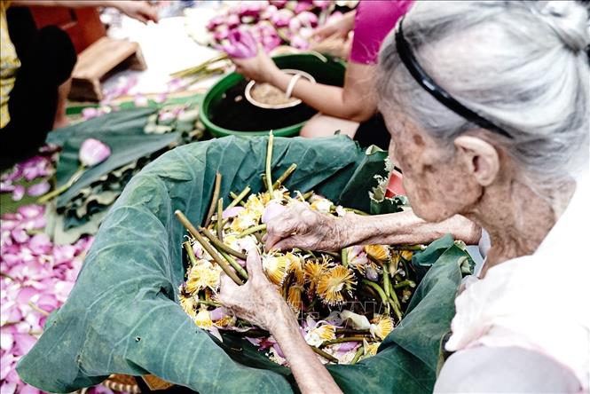 Marinating tea with lotus must be done quickly. The first step of plucking lotus anther is an art because if done slowly, the lotus scent will disappear. VNA Photo: Khánh Hòa