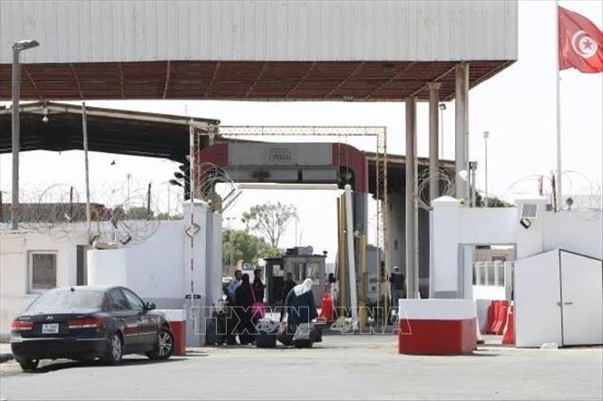 (Tư liệu) Cửa khẩu Ras Jedir ở biên giới Tunisia và Libya. Ảnh: Getty Images/ TTXVN