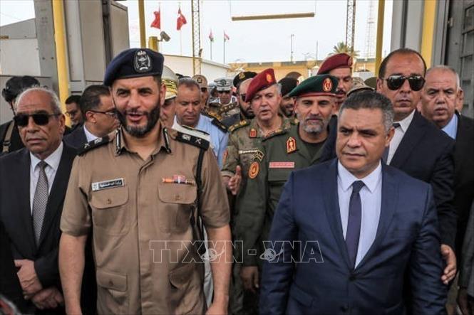 Bộ trưởng Nội vụ Tunisia Khaled Nouri (giữa, phải) và Bộ trưởng Nội vụ Libya Emad al-Tarabelsi (giữa, trái) tại lễ mở lại cửa khẩu Ras Jedir ở biên giới Tunisia và Libya, ngày 1/7/2024. Ảnh: Getty Images/TTXVN