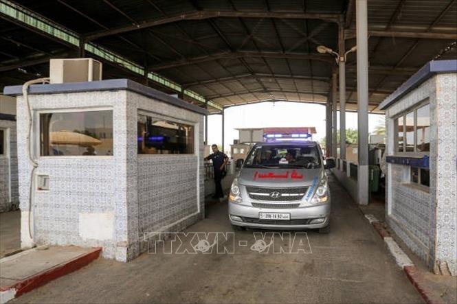 Xe cứu thương của Libya đi qua cửa khẩu Ras Jedir ở biên giới Libya và Tunisia ngày 1/7/2024. Ảnh: Getty Images/ TTXVN