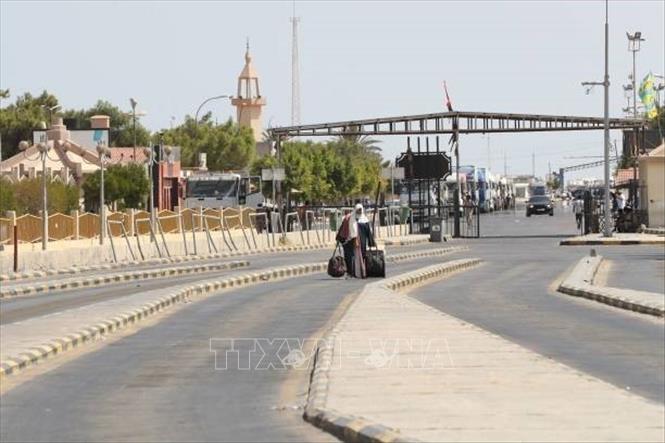 (Tư liệu) Cửa khẩu Ras Jedir ở biên giới Tunisia và Libya. Ảnh: Getty Images/ TTXVN