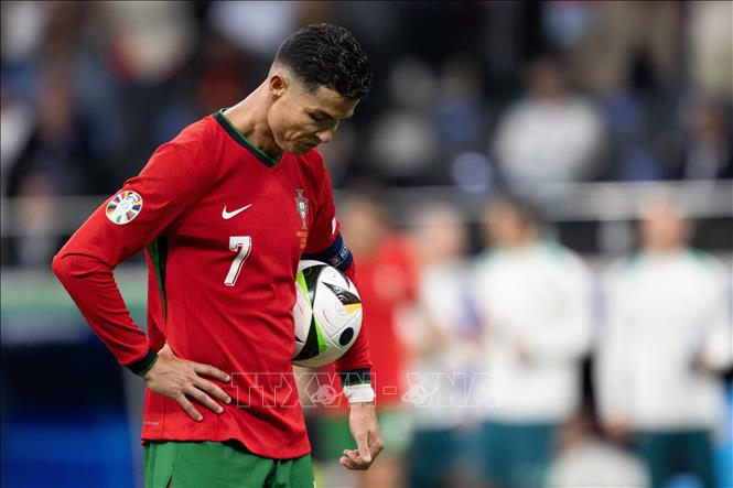 Cầu thủ Cristiano Ronaldo tuyển Bồ Đào Nha chuẩn bị thực hiện cú sút penalty. Ảnh: THX/TTXVN