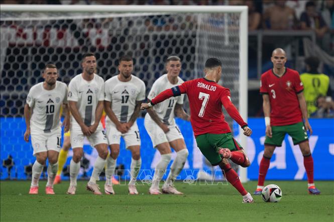 Cầu thủ Cristiano Ronaldo tuyển Bồ Đào Nha sút phạt trực tiếp, bóng đi rất căng nhưng lại thiếu một chút chính xác. Ảnh: THX/TTXVN