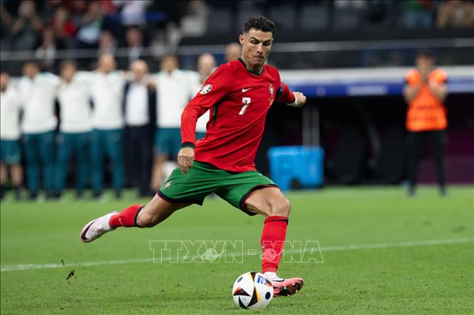 Cầu thủ Cristiano Ronaldo đá phạt nhưng bóng đi cao hơn khung thành của Slovenia, bỏ lỡ cơ hội ghi bàn mở tỉ số cho Bồ Đào Nha. Ảnh: THX/TTXVN