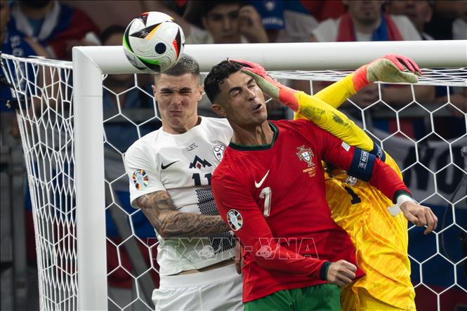 Pha tranh bóng giữa cầu thủ Cristiano Ronaldo (giữa) tuyển Bồ Đào Nha với Jan Oblak (phải) và Benjamin Sesko tuyển Slovenia. Ảnh: THX/TTXVN