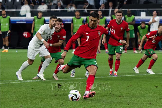 Cầu thủ Cristiano Ronaldo tuyển Bồ Đào Nha thực hiện cú sút penalty. Ảnh: THX/TTXVN