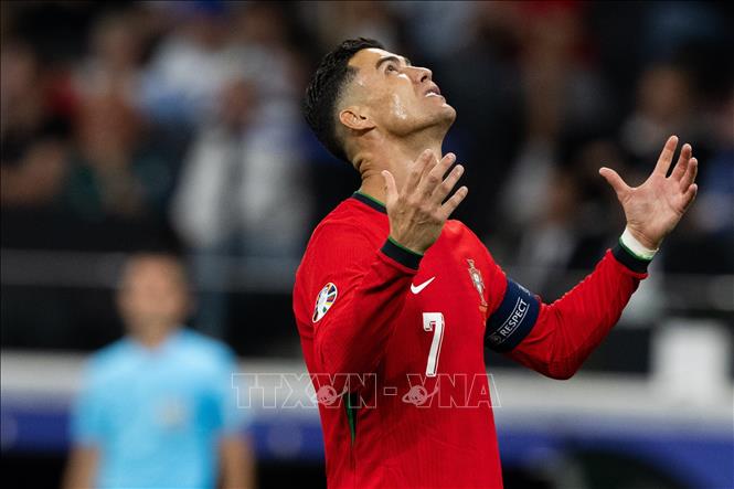 Cầu thủ Bồ Đào Nha Cristiano Ronaldo tiếc nuối khi không thể đánh bại thủ thành Slovenia Jan Oblak trên chấm 11m. Ảnh: THX/TTXVN