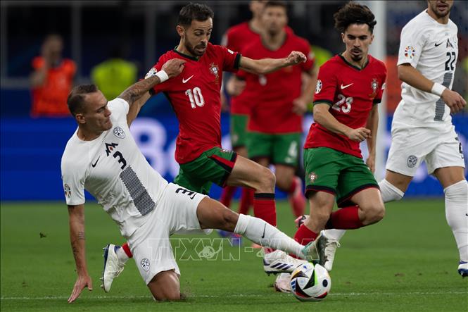 Pha tranh bóng giữa cầu thủ Bernardo Silva (thứ 2, trái) của Bồ Đào Nha và Jure Balkovec của Slovenia. Ảnh: THX/TTXVN