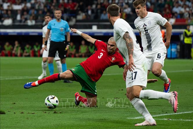 Pha tranh bóng giữa cầu thủ Pepe (trái) của Bồ Đào Nha và các cầu thủ Slovenia. Ảnh: THX/TTXVN