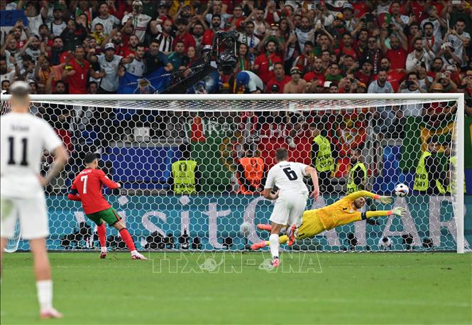 Thủ thành Slovenia Jan Oblak (phải) xuất sắc đẩy quả phạt 11m của Cristiano Ronaldo tuyển Bồ Đào Nha. Ảnh: THX/TTXVN