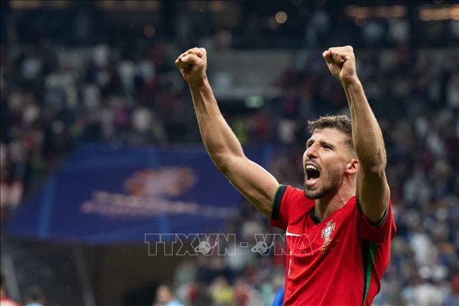 Cầu thủ Bồ Đào Nha Ruben Dias mừng chiến thắng sau khi tiếng còi kết thúc trận đấu vang lên. Ảnh: THX/TTXVN