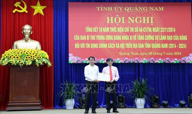 Ngân hàng chính sách các họi Việt Nam tặng Bằng khen cho các tập thể và cá nhân. Ảnh: Trần Tĩnh - TTXVN 