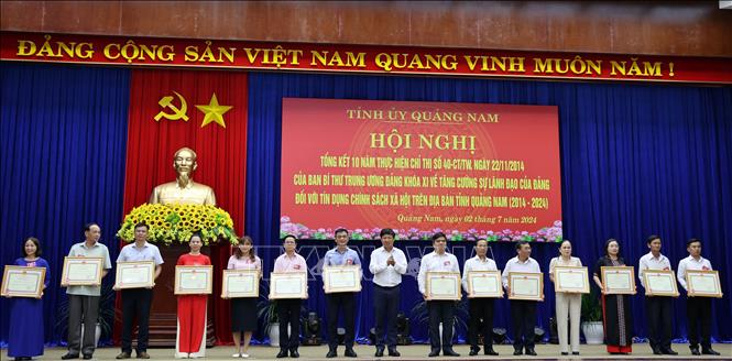 Ngân hàng chính sách các họi Việt Nam tặng Bằng khen cho các tập thể và cá nhân. Ảnh: Trần Tĩnh - TTXVN 