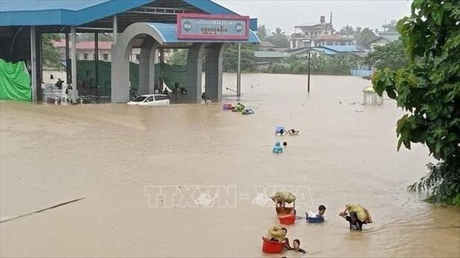 Người dân sơ tán khỏi khu vực ngập lụt tại bang Kachin, Myanmar ngày 1/7/2024. Ảnh: Radio Free Asia/TTXVN