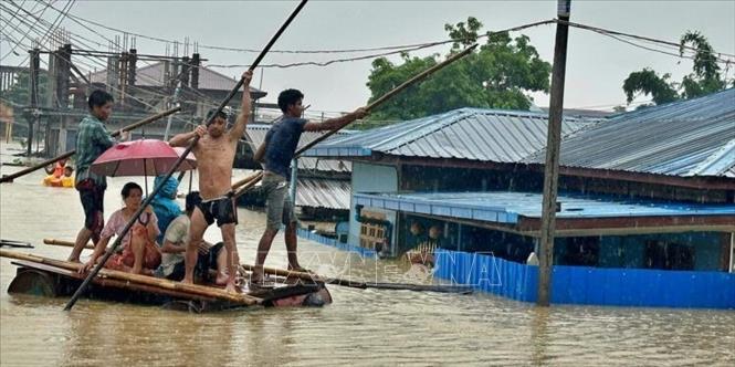 Người dân sơ tán khỏi khu vực ngập lụt tại Myitkyina, Myanmar ngày 1/7/2024. Ảnh: The Irrawaddy/TTXVN