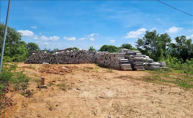 Vật liệu tập kết suốt 3 năm không thể triển khai vì thiếu mặt bằng. Ảnh: Dư Toán - TTXVN