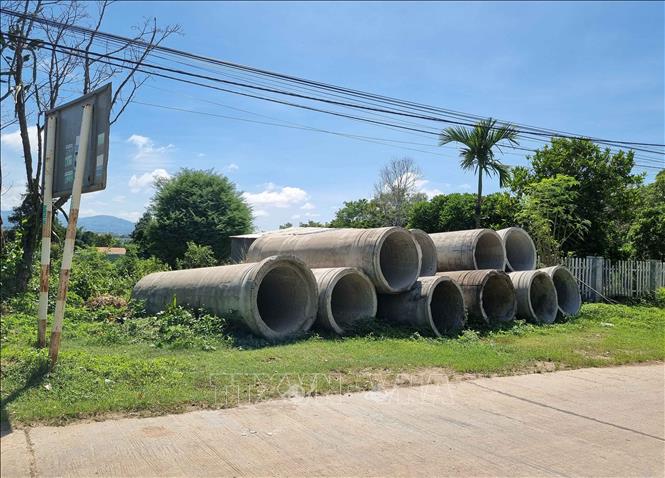 Vật liệu tập kết suốt 3 năm không thể triển khai vì thiếu mặt bằng. Ảnh: Dư Toán - TTXVN