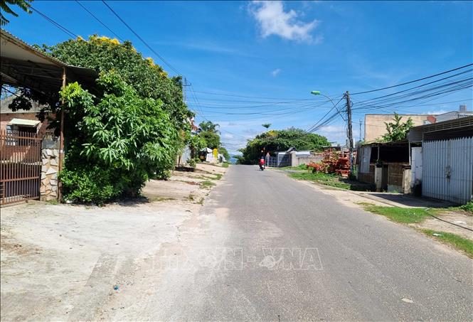 Tỉnh lộ 671 đoạn từ Km49+500 – Km52 (đường Đồng Nai, thành phố Kon Tum) chưa được triển khai do UBND thành phố Kon Tum chưa ban hành giá đất cụ thể. Ảnh: Dư Toán - TTXVN