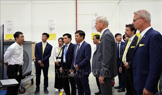 Lãnh đạo tỉnh Quảng Nam và tập đoàn Karcher Việt Nam tham quan nhà máy. Ảnh: Trần Tĩnh - TTXVN