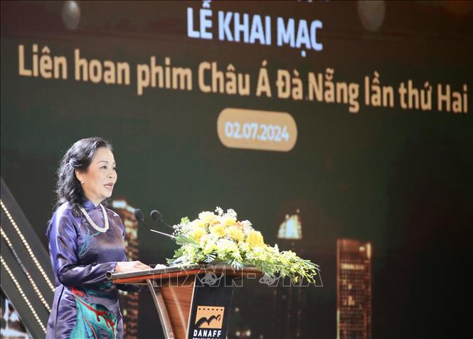 Bà Ngô Phương Lan, Chủ tịch Hiệp hội xúc tiến phát triển Điện ảnh Việt Nam, đồng Trưởng ban Tổ chức, Giám đốc Liên hoan phim phát biểu khai mạc Liên hoan. Ảnh: Trần Lê Lâm – 
TTXVN