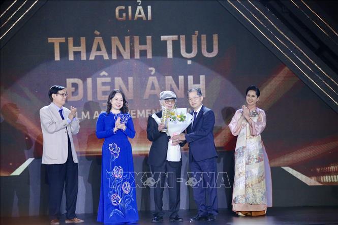 Phó Chủ tịch nước Võ Thị Ánh Xuân và Bí thư Thành ủy Đà Nẵng Nguyễn Văn Quảng trao giải 