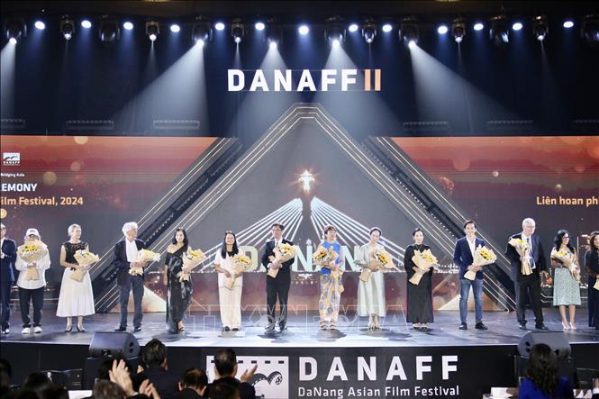 Ban Tổ chức tặng hoa cho Ban Giám khảo Liên hoan DANAFF II. Ảnh: Trần Lê Lâm – TTXVN