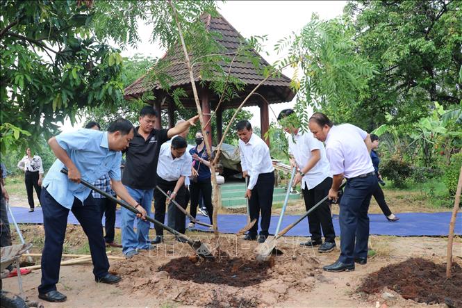 Lãnh đạo thành phố Thủ Dầu Một cùng phường Tương Bình Hiệp và Sơn Mài Định Hòa trồng cây sơn Phú Thọ (một loại cây làm sơn cho tranh làng nghề sơn mài Tương Bình Hiệp). Ảnh: Dương Chí Tưởng-TTXVN
