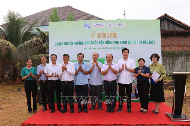 Lễ phát động trồng và chăm sóc vườn cây chuyên đề “Doanh nghiệp hưởng ứng cuộc vận động phủ xanh đô thị Thủ Dầu Một”. Ảnh: Dương Chí Tưởng-TTXVN