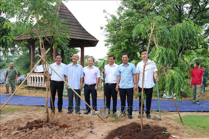 Lãnh đạo thành phố Thủ Dầu Một trồng hàng cây sơn Phú Thọ. Ảnh: Dương Chí Tưởng-TTXVN