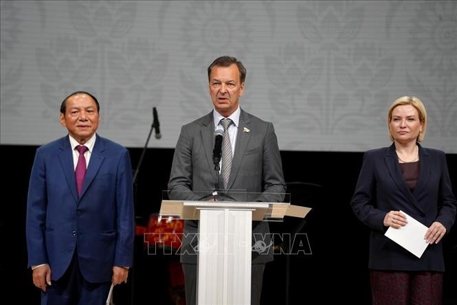 First Deputy Speaker of the Federation Council of the Federal Assembly Andrey Yatskin reads a letter of greetings from the Speaker of the Federation Council of the Federal Assembly Valentina Matvienko at the programme's opening ceremony. VNA Photo: Quang Vinh