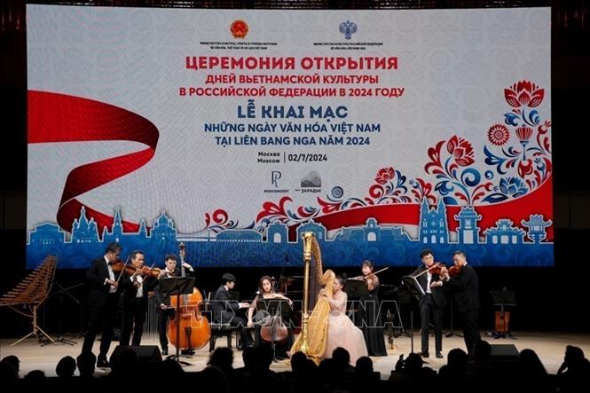 An art performance at the programme's opening ceremony. VNA Photo: Quang Vinh
