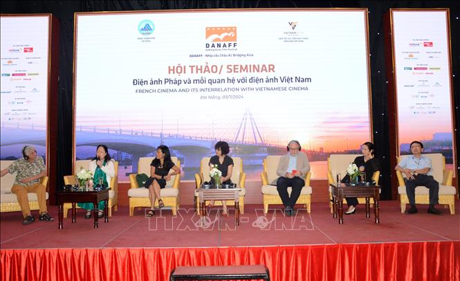Đại biểu thảo luận về 