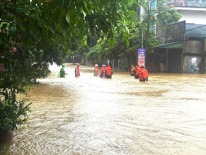 Cán bộ, chiến sĩ Bộ Chỉ huy Quân sự tỉnh Hà Giang giúp nhân dân khắc phục ngập úng. Ảnh: Thế Đồng-TTXVN phát