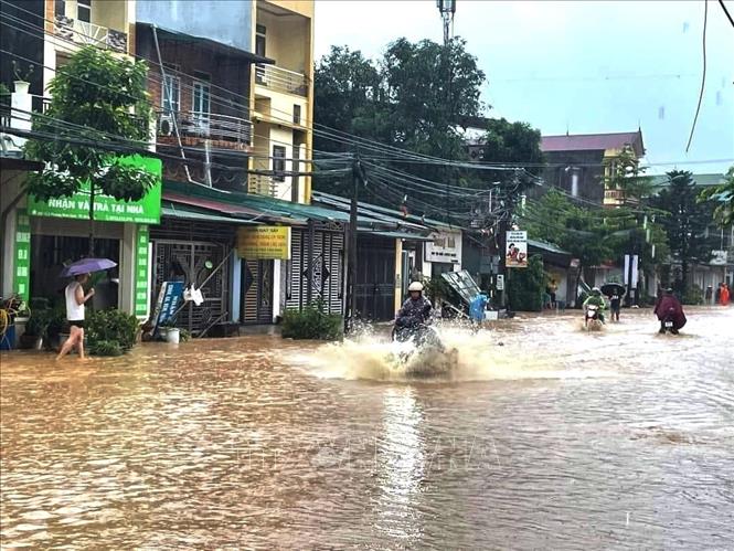 Mưa lớn kéo dài nhiều giờ khiến nhiều địa phương của huyện Vị Xuyên bị ngập úng. Ảnh: TTXVN phát