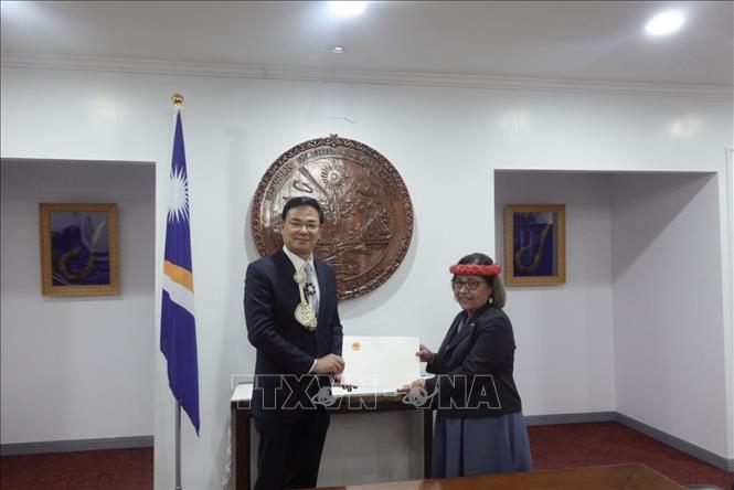Vietnamese ambassador to the Republic of the Marshall Islands Pham Quang Hieu presents his credentials to President of the host country Hilda Heine. VNA Photo